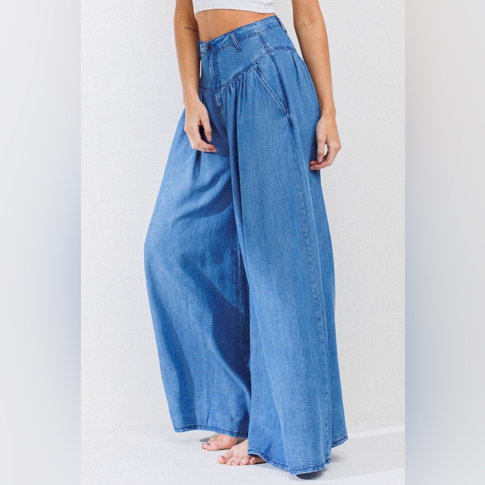 Vibrant m.i.u. Wide legged, High-waisted Chambray Palazzo pants, size L